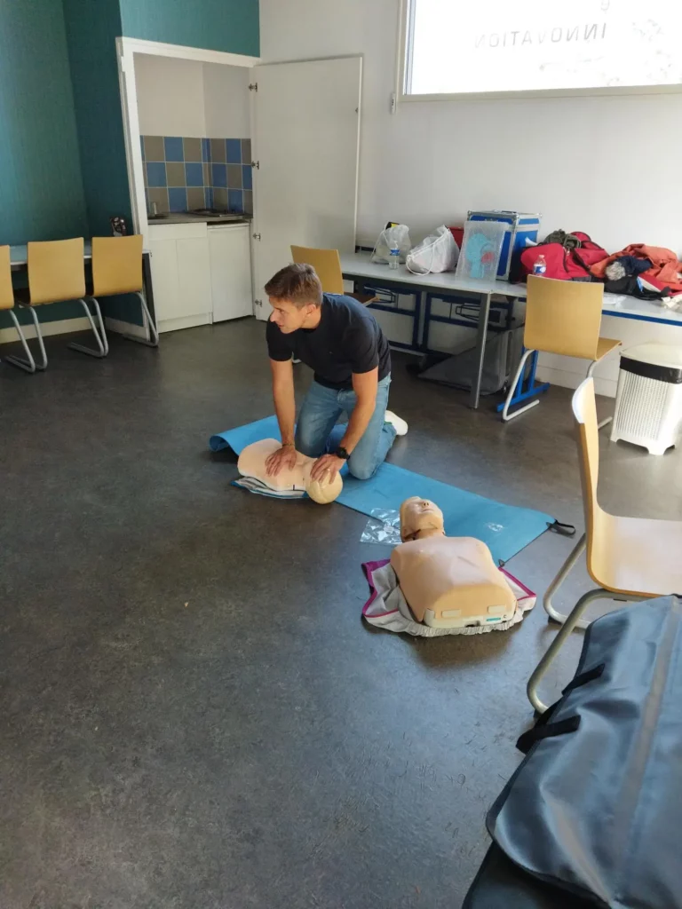 Formation défibrillateur massage cardiaque